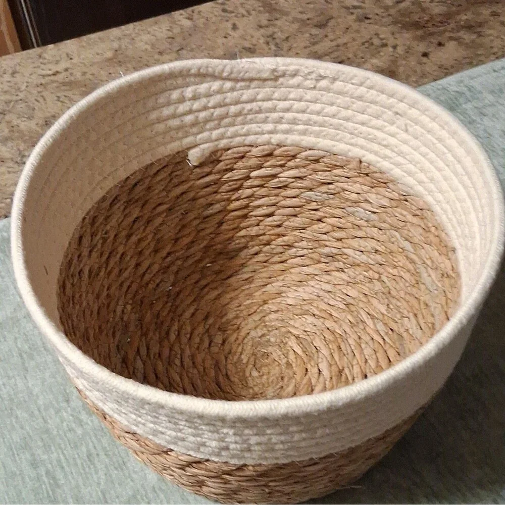 Unbranded round woven
